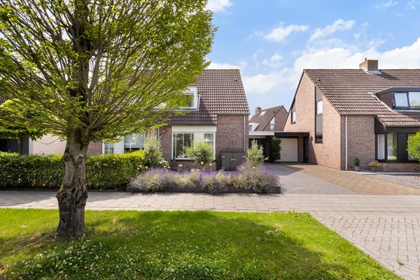 Foto - Te koop: 2-1- kapwoning met oprit!